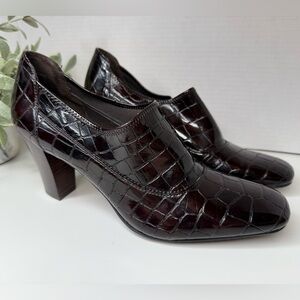 90's Vintage Bandolino Women's Size 9.5 Brown Faux Leather Croc Embossed Shoes